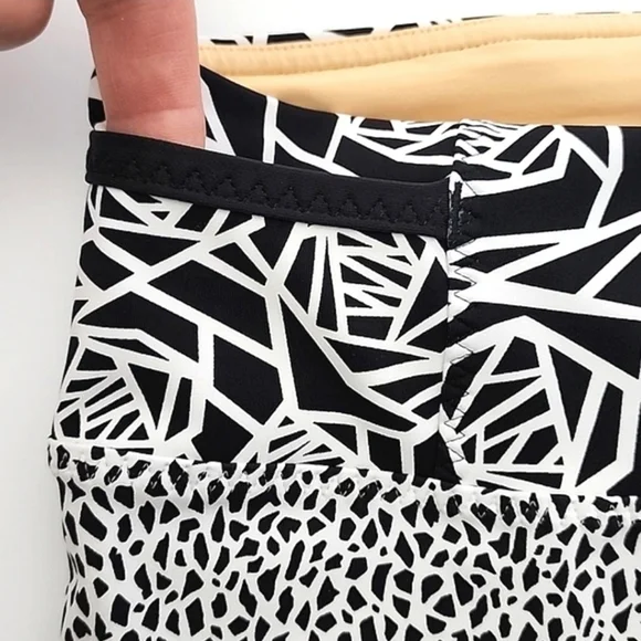 Lululemon Real Quick Tight Crops Miss Mosaic White Posey Black White Size 8 - Picture 5 of 14